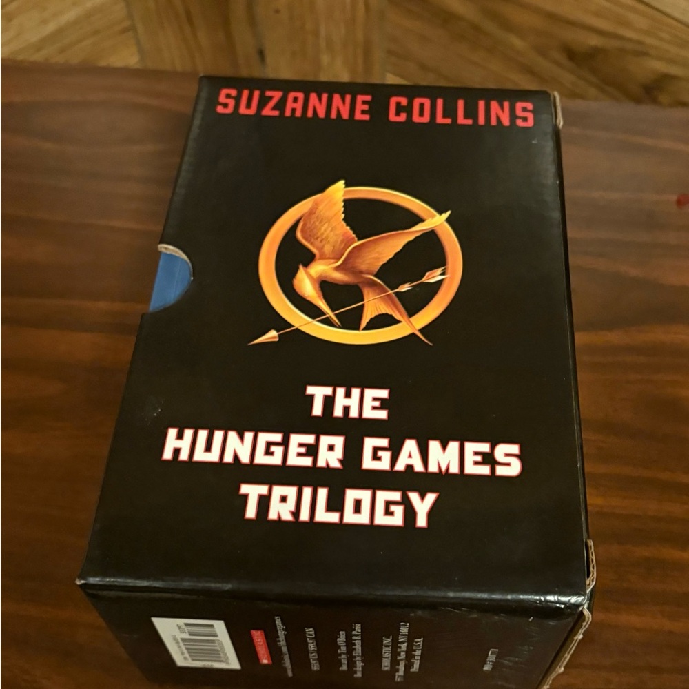 *SOLD* The Hunger Games Trilogy Box Set - Black and Gold - Picture 1 of 3